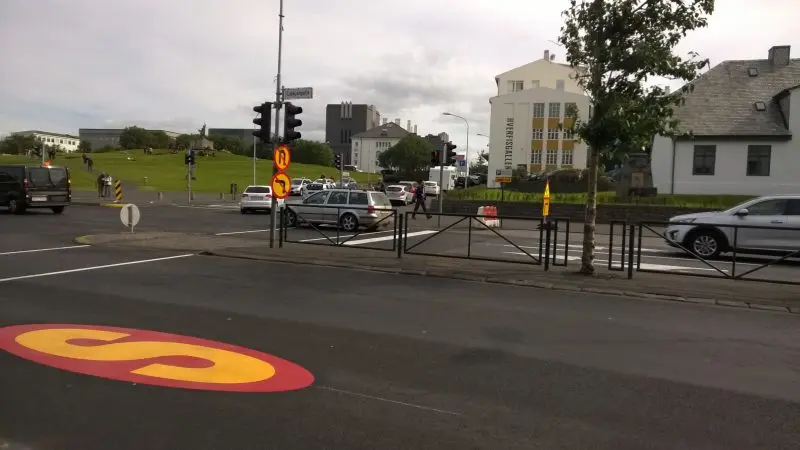 Carte de l'Islande montrant un circuit en camping-car autour de l'île, avec étapes et principales attractions touristiques.