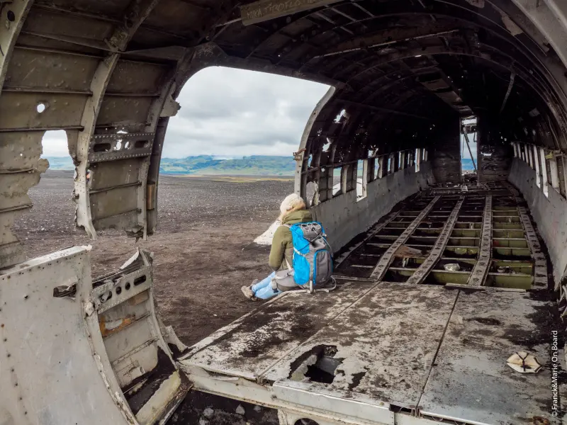 Vue aérienne de l'Islande montrant volcans, glaciers et côtes accidentées caractéristiques des paysages islandais.