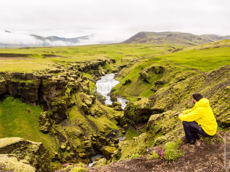 Dix sites emblématiques d'Islande : volcans, chutes d'eau, glaciers et formations rocheuses sur une carte routière.