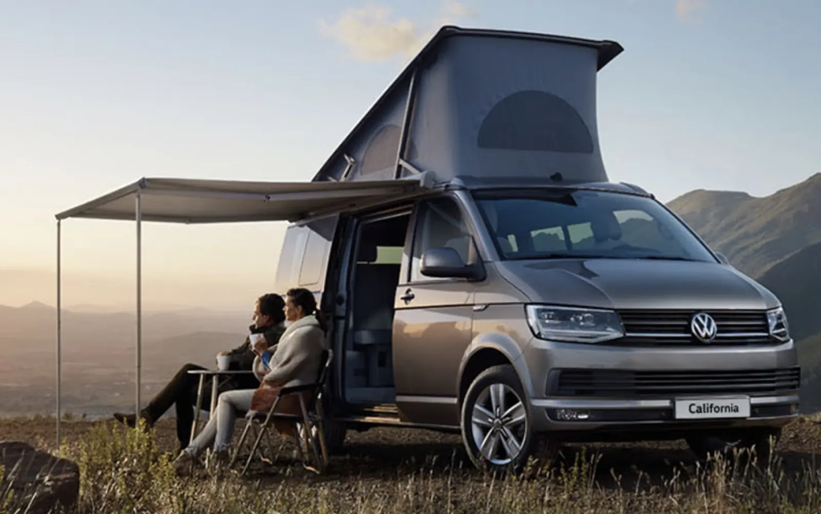 Un van aménagé de location, vu de l'extérieur