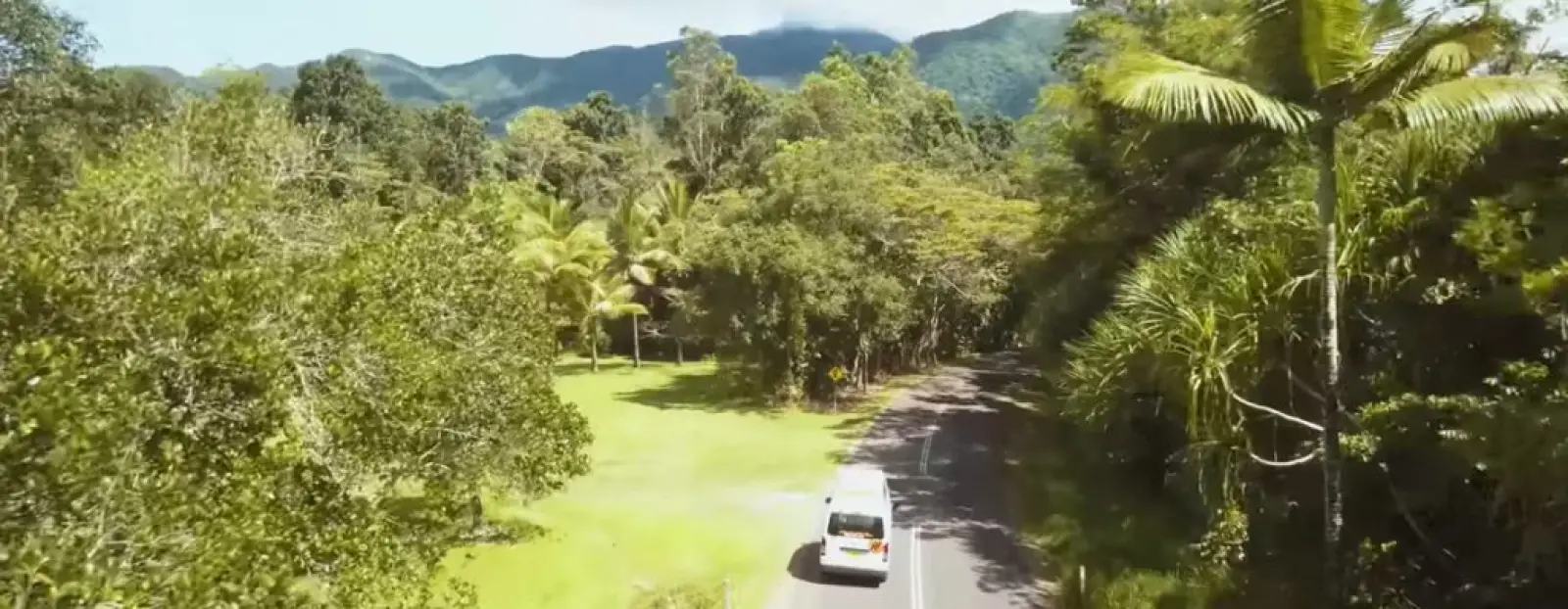 Route australienne s'étendant à perte de vue, évoquant un road trip en camping-car