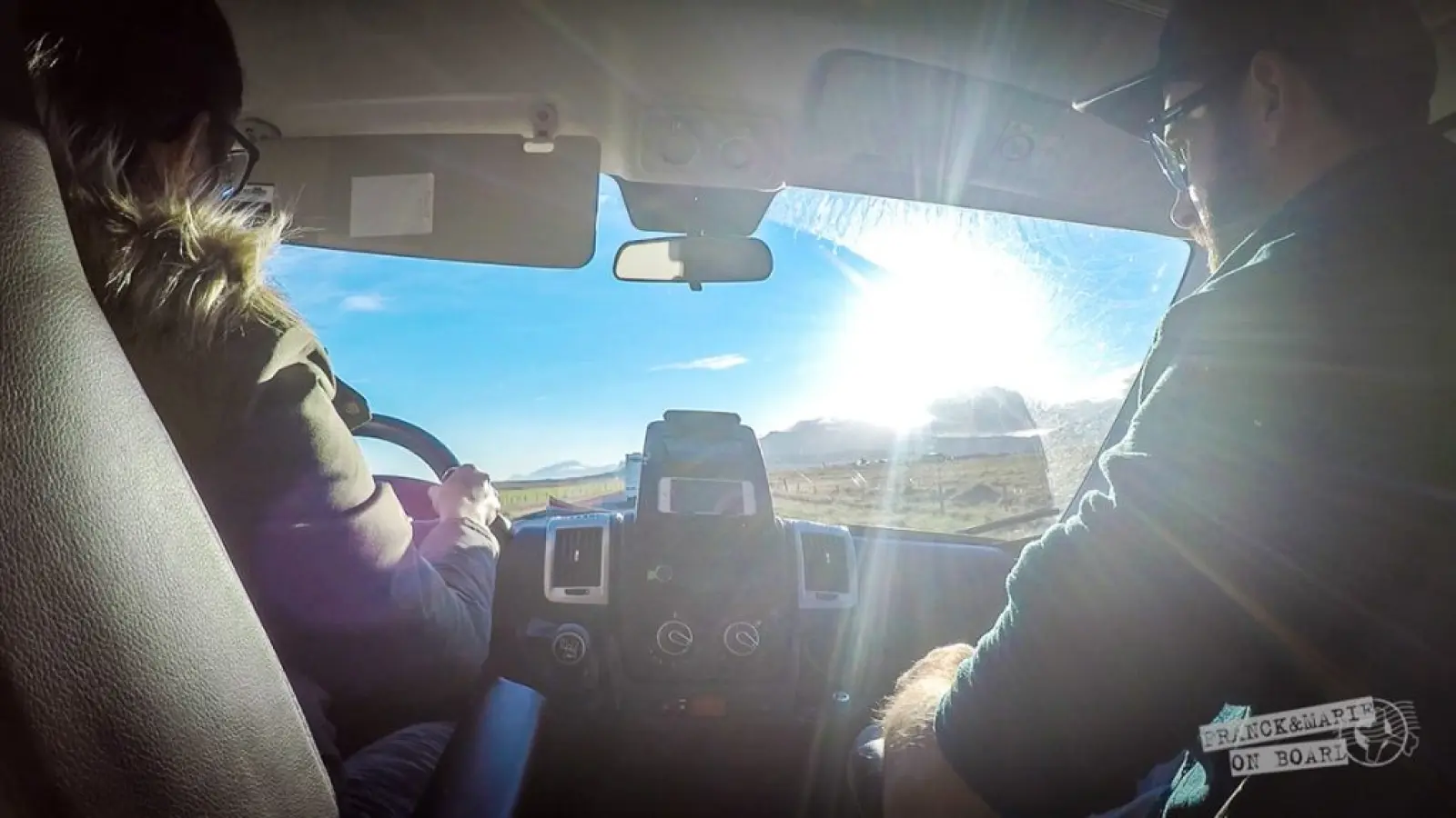 Un camping-car engagé sur une route islandaise lors d'un road-trip