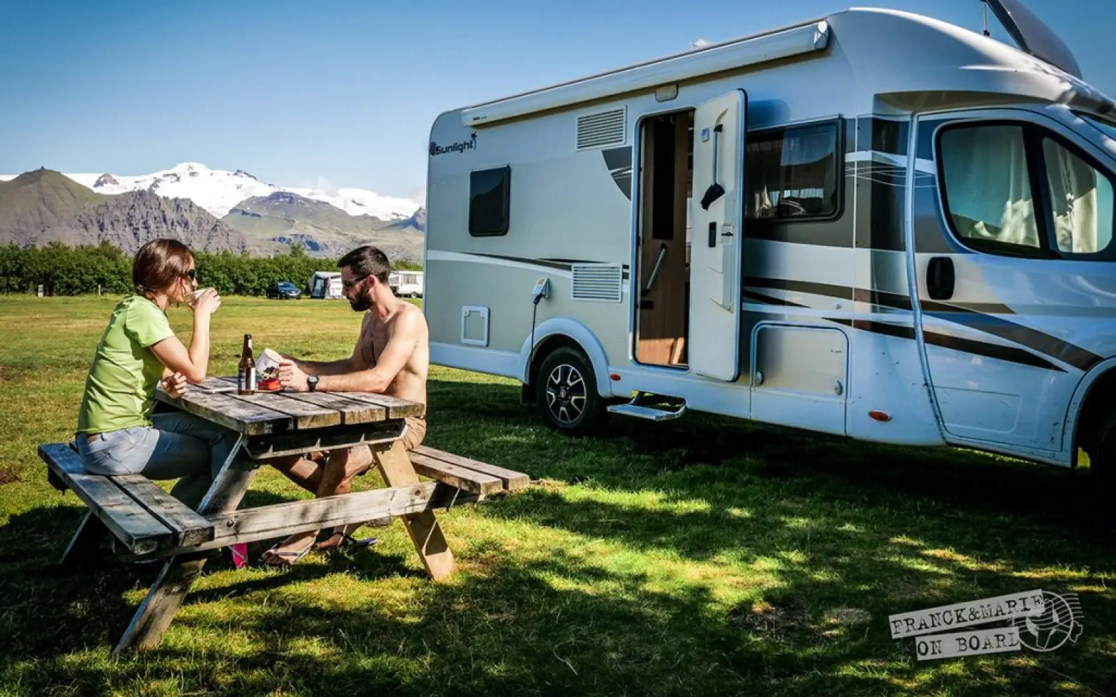 Un camping-car à l'arrêt lors d'une pause sur la route en Islande