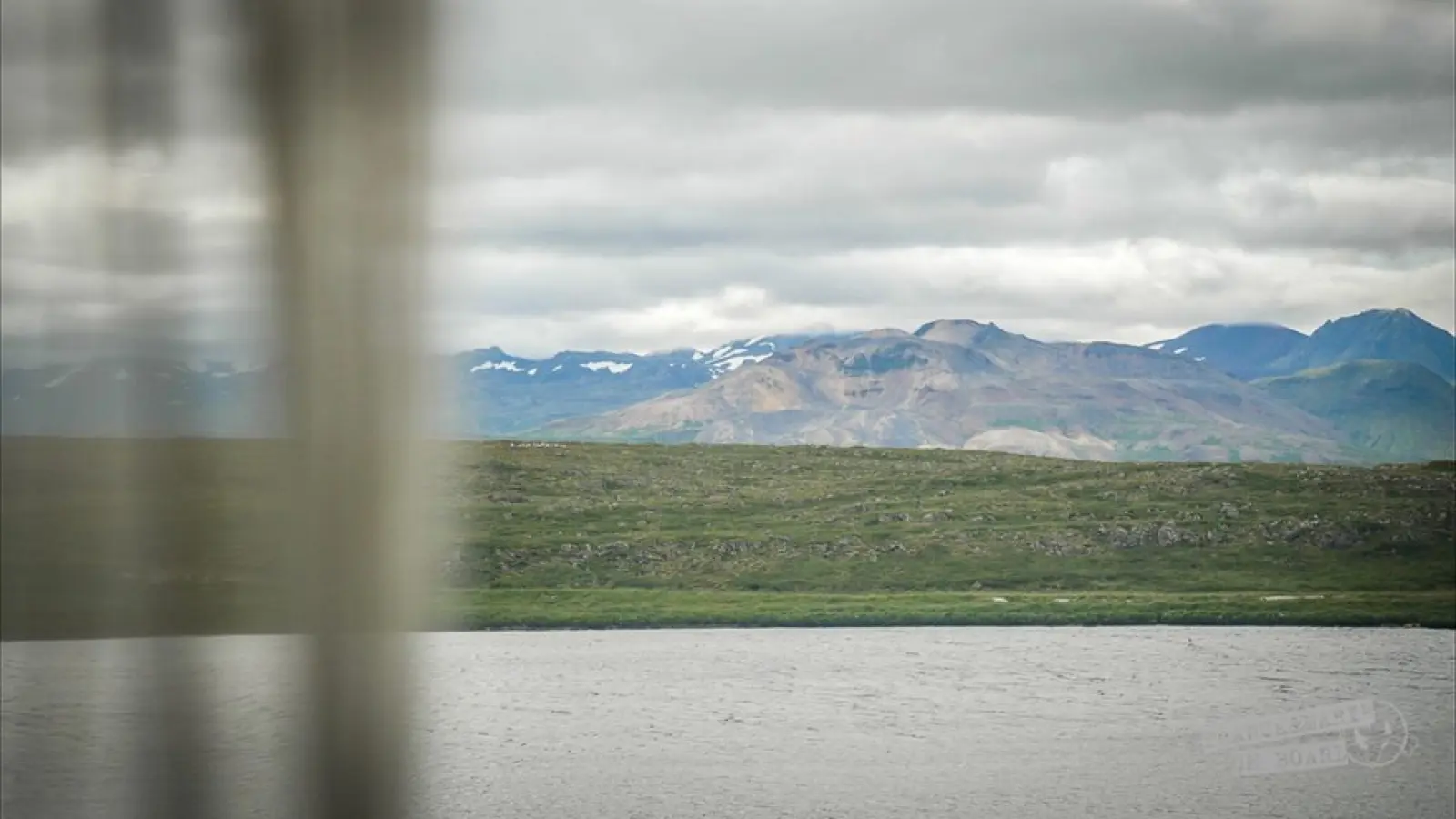 Paysage islandais typique traversé lors d'un road-trip en camping-car