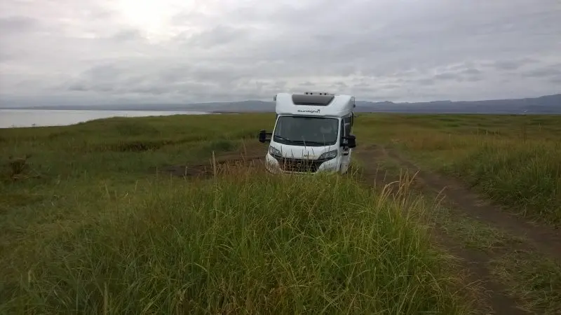 Carte de l'Islande avec un itinéraire en boucle marquant les principales étapes d'un circuit en camping-car.