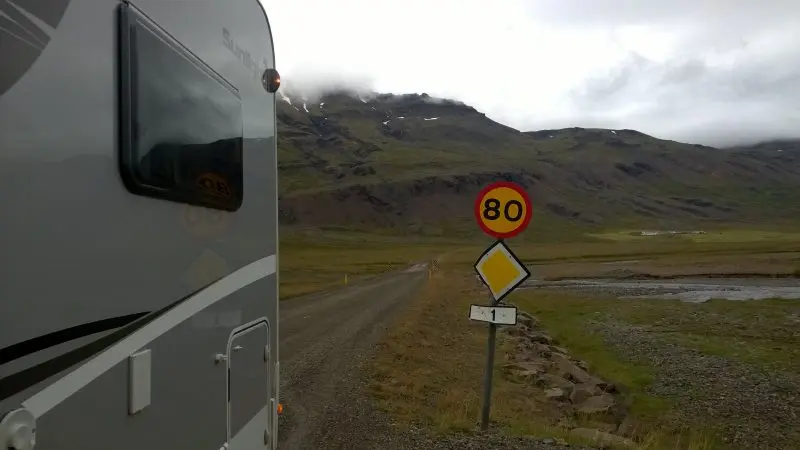 Carte de l'Islande montrant un circuit en camping-car autour de l'île, avec étapes principales et distances kilométriques.