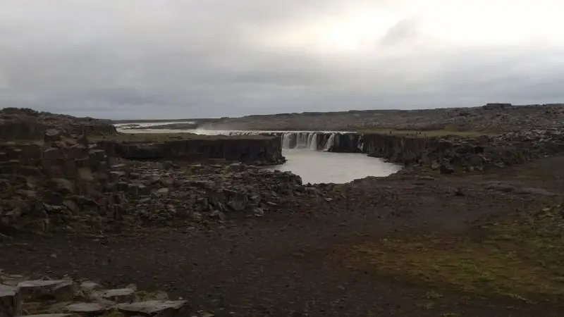 Carte de l'Islande montrant un circuit en camping-car en boucle autour de l'île, avec les principales étapes et attractions.